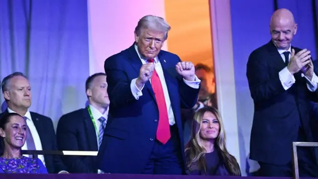 世界杯抽签仪式结束后,美国总统唐纳德·特朗普站起身来,随着乡村乐队演唱的《YMCA》起舞。