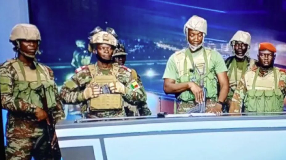 贝宁政变 士兵出现在国家电视台宣布接管政权