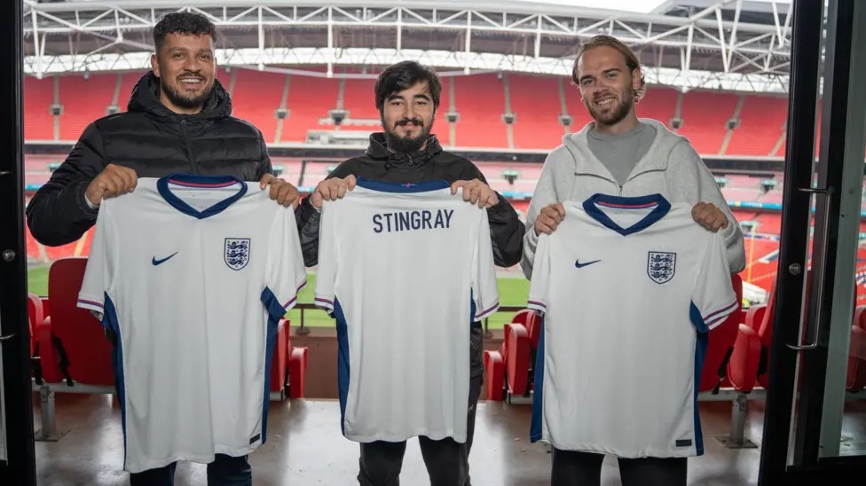 左起:英格兰游戏战队经理丹曼、丹尼尔·“黄貂鱼”·雷和他的教练尼克·登·哈默