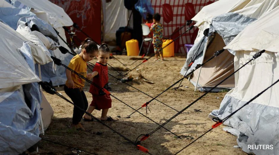 暴雨浸透了加沙的帐篷营地,气温骤降,蜷缩在帐篷里的巴勒斯坦人感到寒冷。