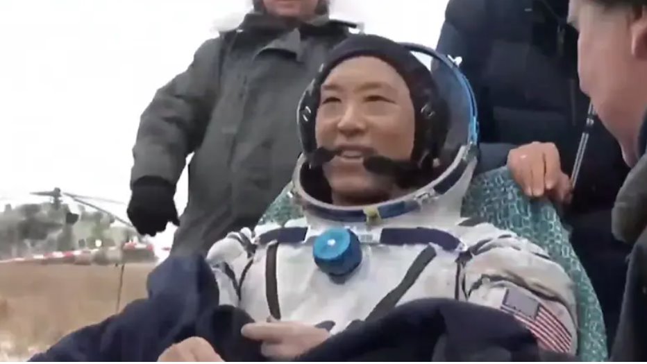 美国宇航局宇航员乔尼·金和俄罗斯航天局宇航员从空间站返回地球