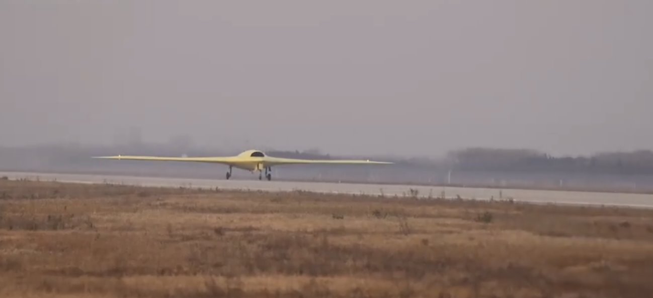 重大突破！彩虹7隐身无人机首飞成功