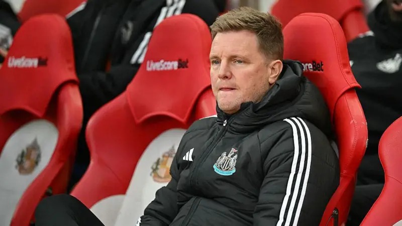 纽卡斯尔联队主教练埃迪·豪坐在光明球场的球员休息区里