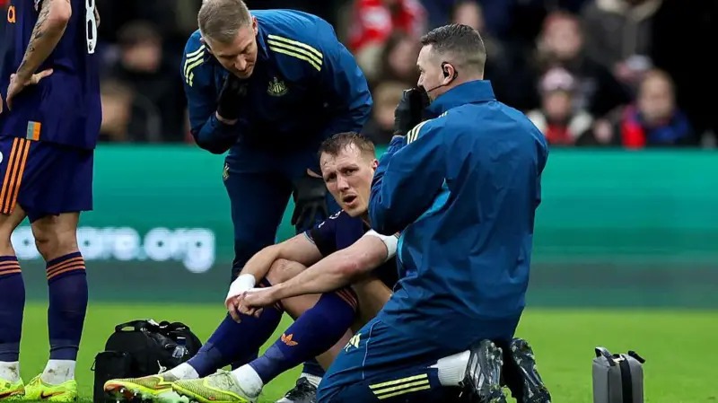 丹·伯恩接受医疗团队的治疗