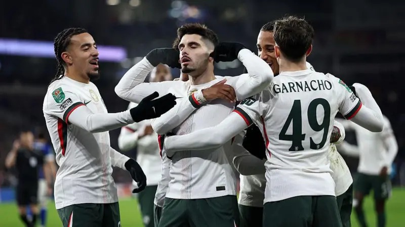 佩德罗·内托在卡拉宝杯四分之一决赛中庆祝打入球队的第二个进球