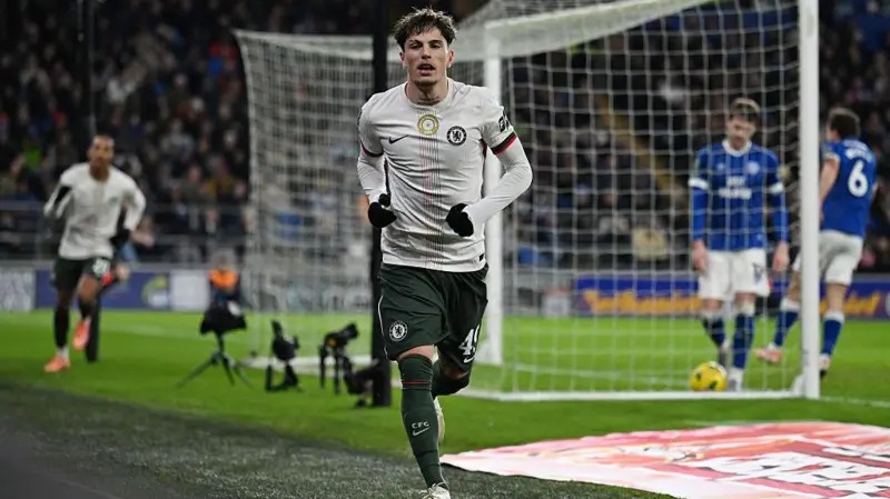 亚历杭德罗·加纳乔在切尔西对阵卡迪夫城的比赛中进球后跑开了