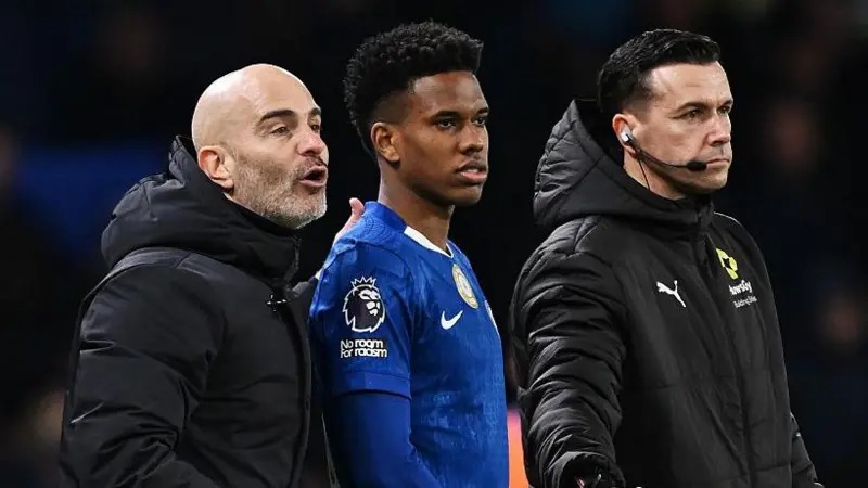 切尔西边锋埃斯特万·威廉站在主教练恩佐·马雷斯卡旁边,等待作为替补上场。