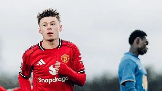 曼联球员凯·鲁尼在球队U18英超联赛杯6-0大胜伯明翰的比赛中进球