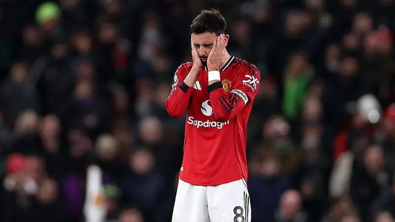 曼联的布鲁诺·费尔南德斯看起来很沮丧