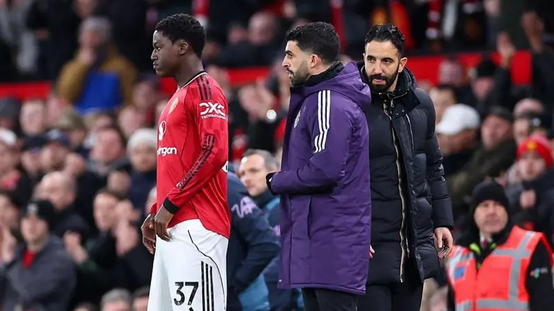 科比&middot;梅努即将被鲁本&middot;阿莫林替换下场