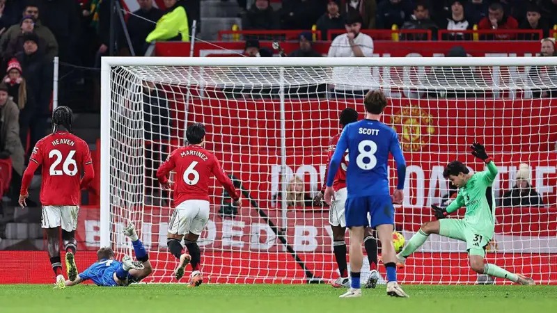 塞内&middot;拉门斯扑出了大卫&middot;布鲁克斯的射门