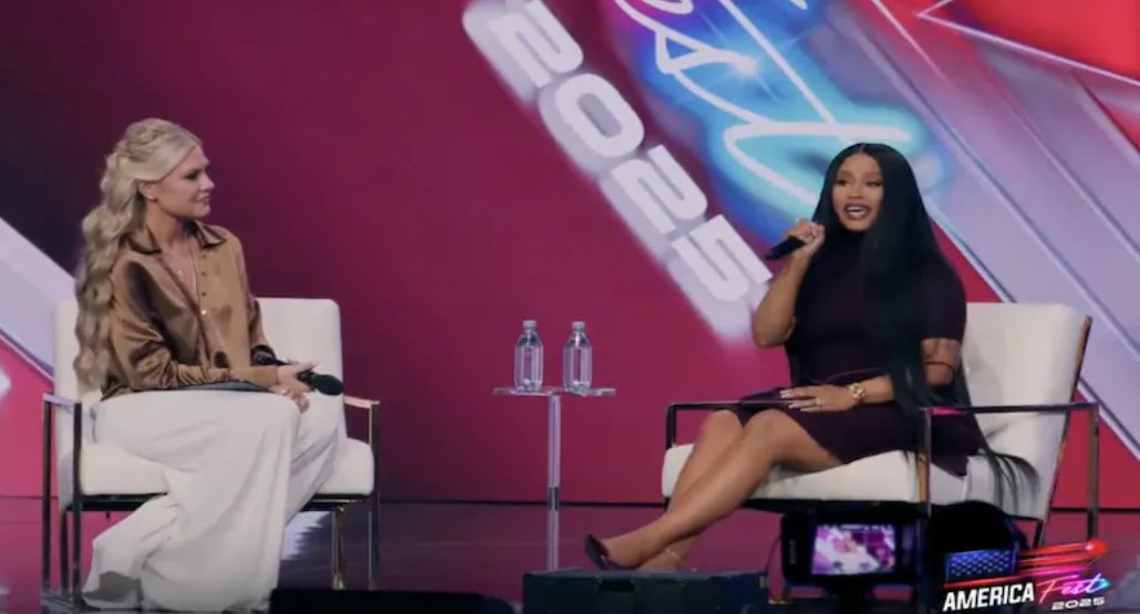 妮琪&middot;米娜在TurningPointUSA的AmericaFest大会上接受了ErikaKirk的采访