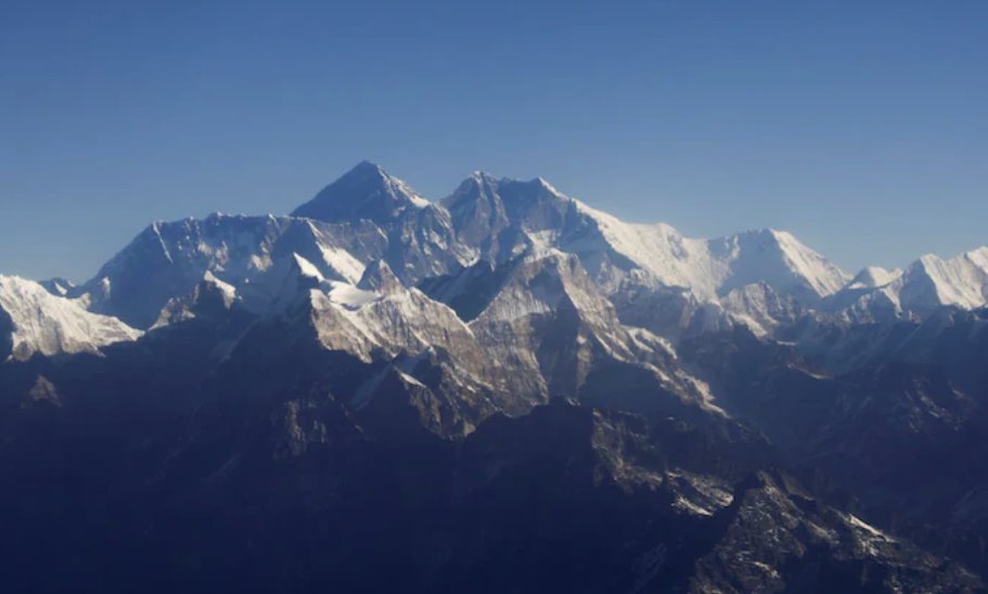 珠穆朗玛峰长期以来一直受到登山者遗留垃圾的污染。