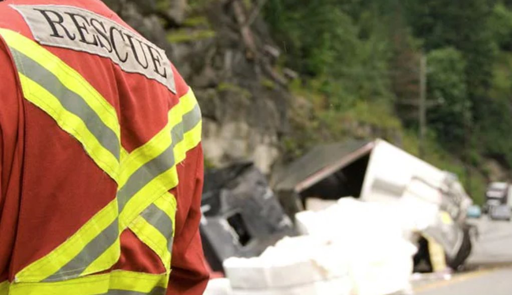 印尼一辆客车失控撞车，造成16人死亡，18人受伤