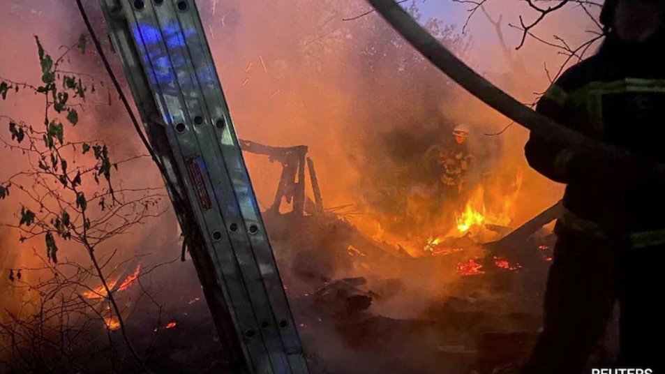 乌克兰空军也在周六凌晨宣布了全国范围内的空中警报