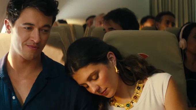 汤姆&middot;布莱斯饰演亚历克斯，艾米丽&middot;巴德饰演波比，电影《我们在假期里遇到的人》