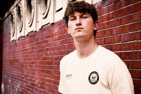 克里斯·萨顿的英超联赛预测嘉宾安德鲁·库欣