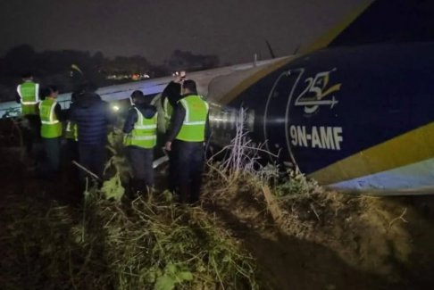 尼泊尔客机降落时冲出跑道