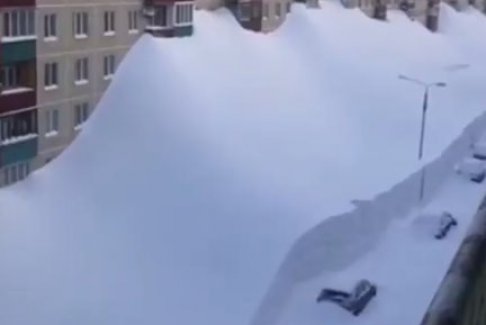 俄罗斯堪察加半岛积雪厚度达到二层楼高