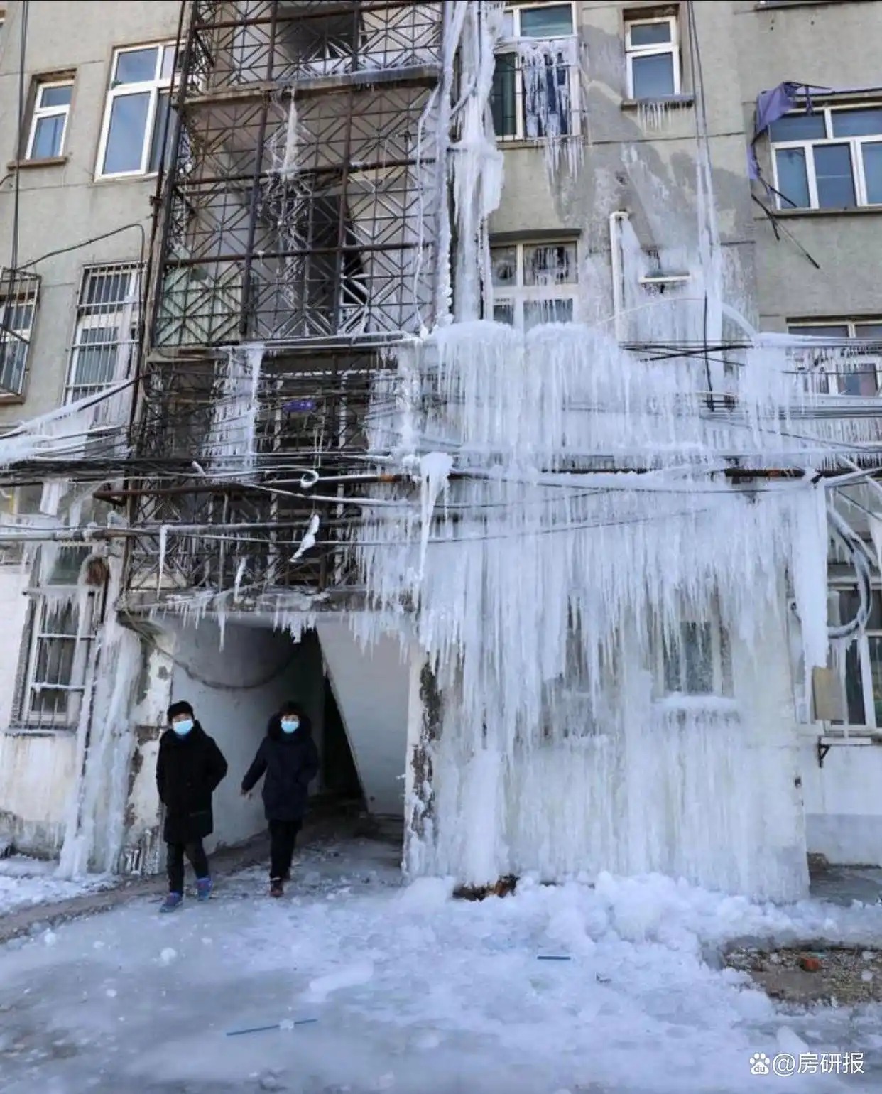 东北家里忘关水龙头变&ldquo;冰山&rdquo; 看着觉得冷