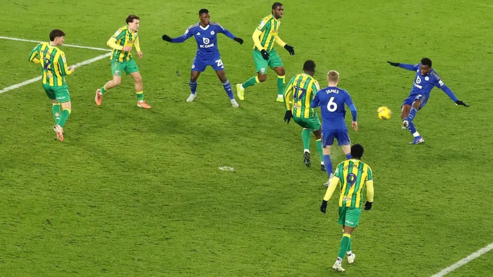 莱斯特城队的阿卜杜勒·法塔乌(最右)在第95分钟凌空抽射破门,攻破了西布朗队的球门。