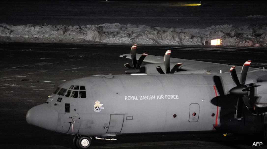 一架丹麦皇家空军（RDAF）洛克希德C-130J超级大力神运输机停放在格陵兰岛努克