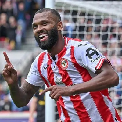 布伦特福德前锋伊戈尔&middot;蒂亚戈在英超联赛中庆祝进球