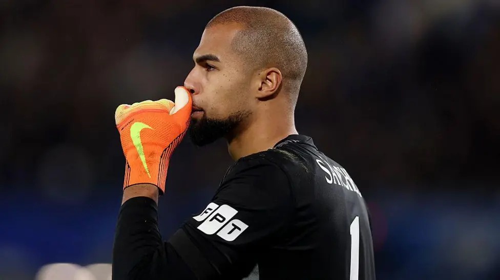 罗伯特&middot;桑切斯在对阵阿森纳的比赛中出现失误