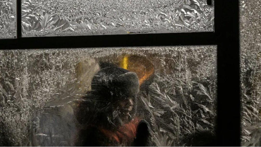 基辅市长维塔利&middot;克利奇科报告称，约有 400 栋居民楼仍然没有供暖。