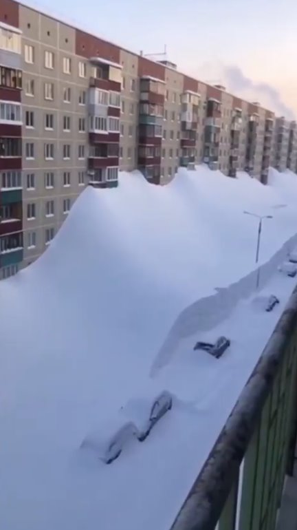 俄罗斯堪察加半岛积雪厚度达到二层楼高