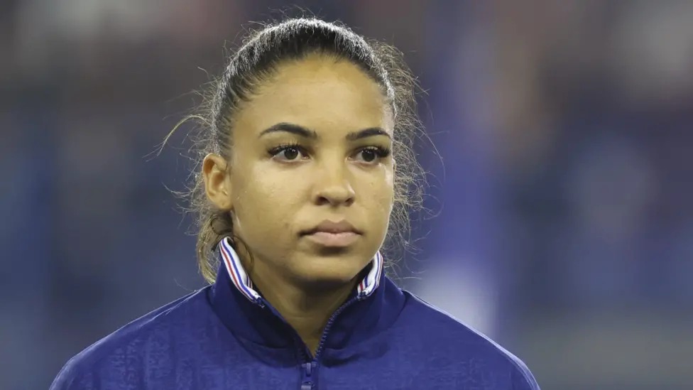 德尔菲娜&middot;卡斯卡里诺帮助法国队在2025年欧洲杯小组赛中击败了最终的冠军英格兰队