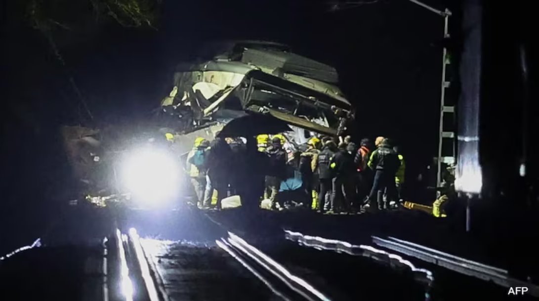 西班牙一列火车因墙体倒塌脱轨，造成司机死亡，37人受伤。