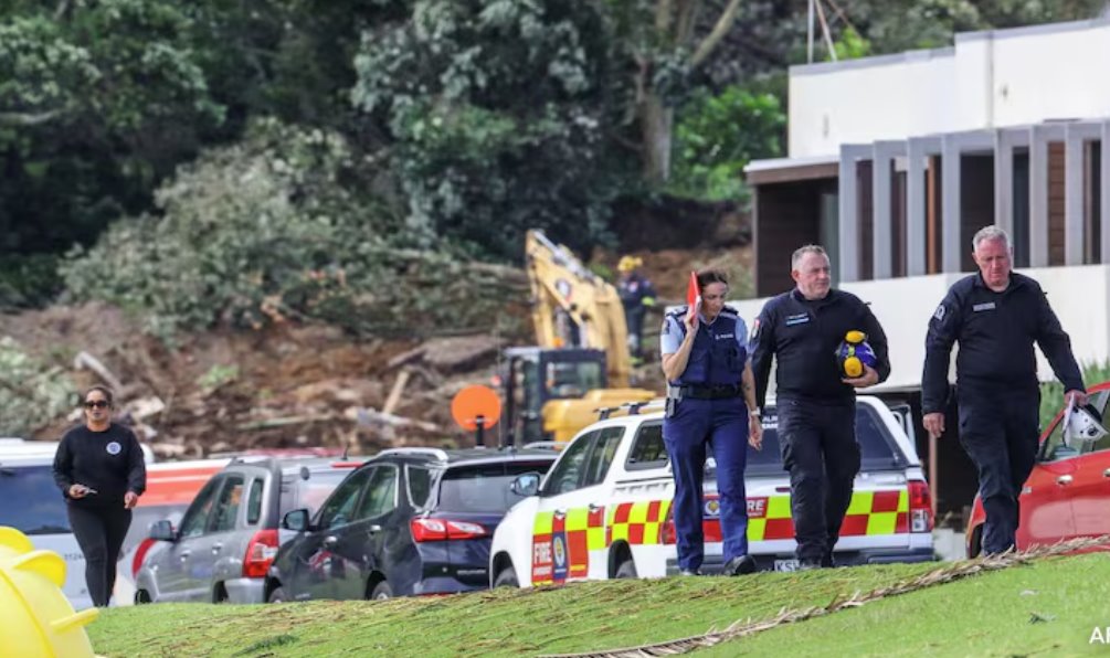 人们短暂地听到从废墟下传来呼救声