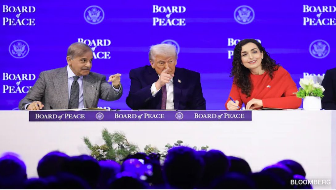 巴基斯坦总理谢赫巴兹·谢里夫、美国总统唐纳德·特朗普和科索沃总统维约萨·奥斯马尼-萨德留 (LR)