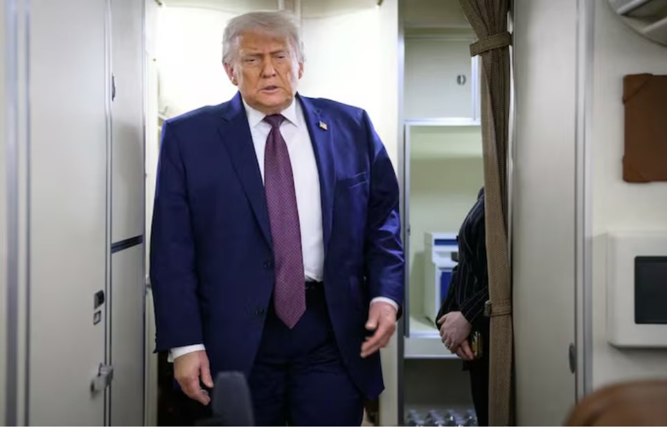 美国总统唐纳德·特朗普再次引发热议,他暗示自己应该考虑竞选第四个任期。