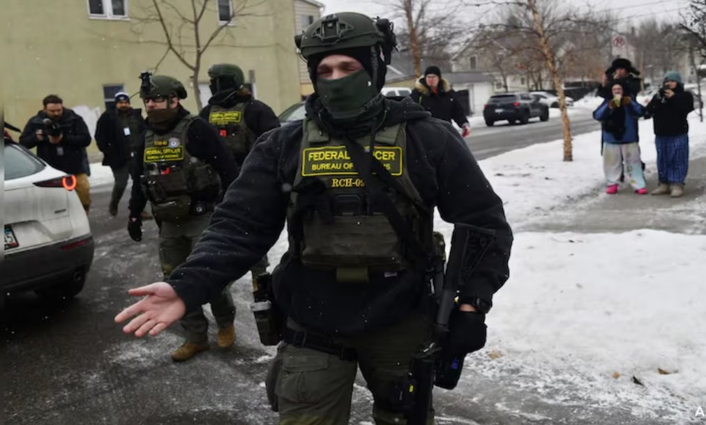 这一转变正值唐纳德&middot;特朗普总统的政府扩大移民逮捕范围之际