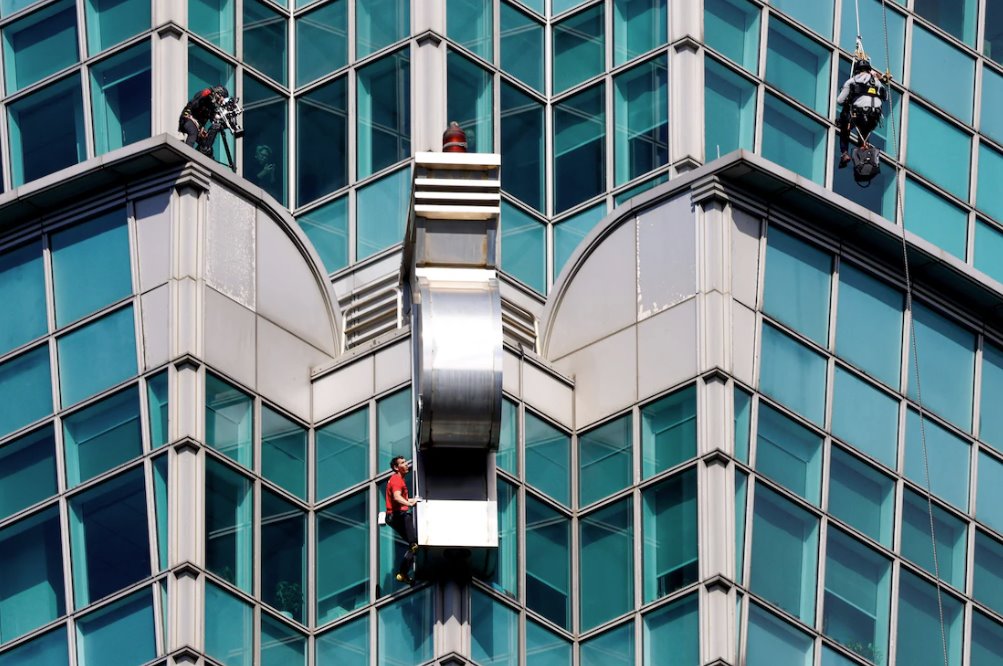 登山者Alex Honnold在台湾台北徒手攀登台北101摩天大楼