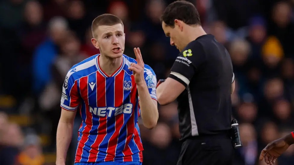 水晶宫在亚当&middot;沃顿被罚下后，以10人应战切尔西，最终输掉了比赛。