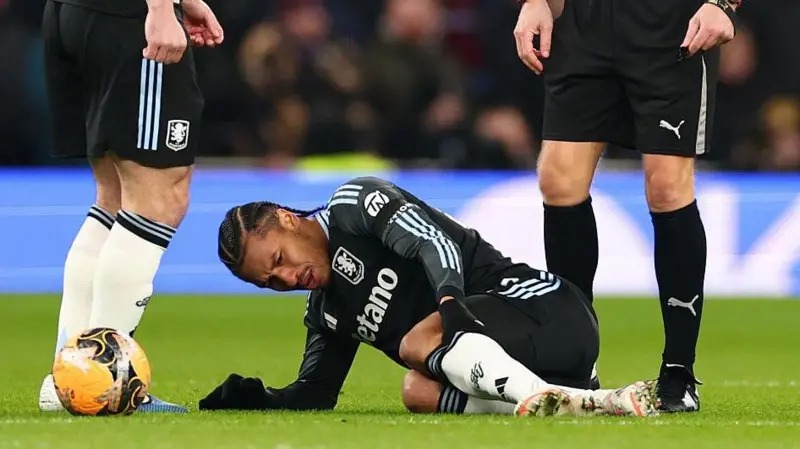 布巴卡尔·卡马拉在托特纳姆热刺队的比赛中膝盖受伤后倒地