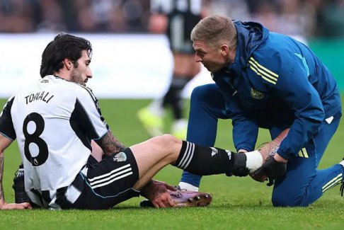 国际足联提议 场上受伤球员强制停赛一分钟