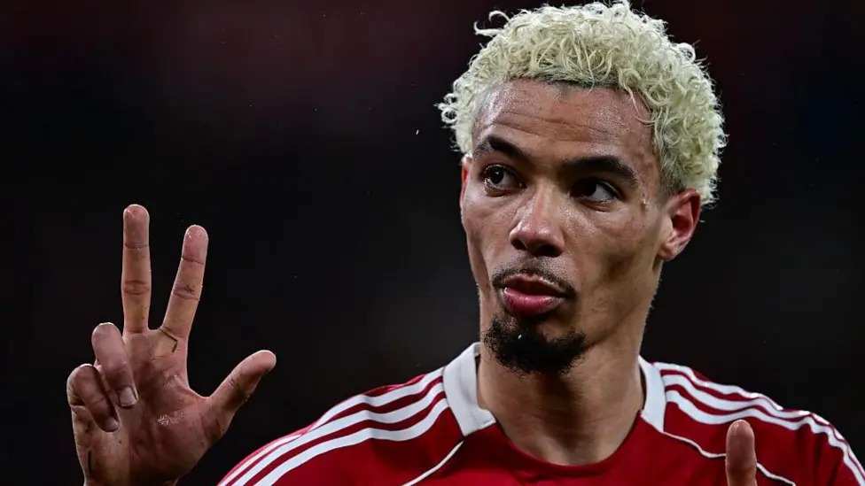 雨果&middot;埃基蒂克对阵纽卡斯尔的比赛中梅开二度