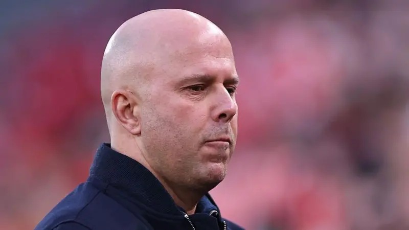 利物浦主教练阿内&middot;斯洛特在场边显得闷闷不乐