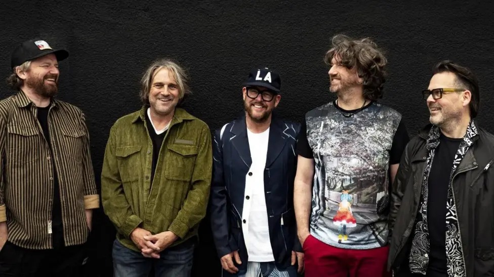 《雪崩》(Avalanche)是Embrace乐队的第九张专辑