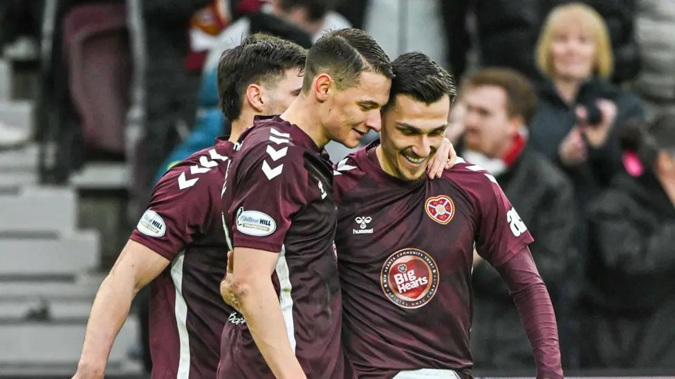 伊斯兰&middot;切斯诺科夫（左）攻入他在哈茨队的首粒进球，锁定胜局。