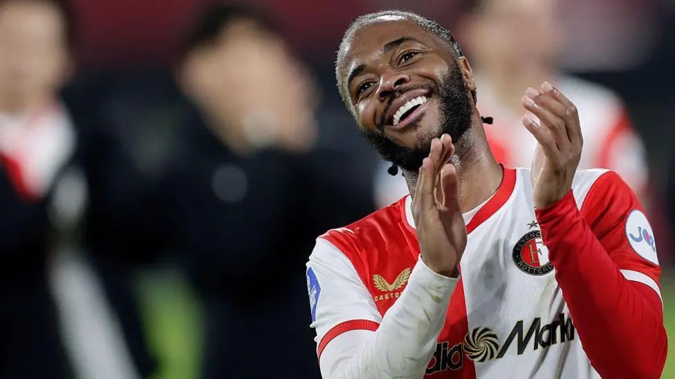 斯特林出自女王公园巡游者青训营，曾效力过四家英超俱乐部。