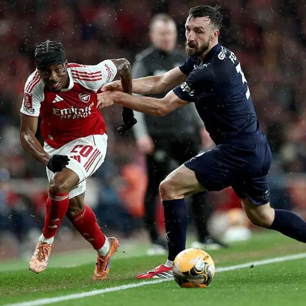 摩根·福克斯在加盟维冈竞技之前,曾效力于查尔顿、谢周三、斯托克城和女王公园巡游者。