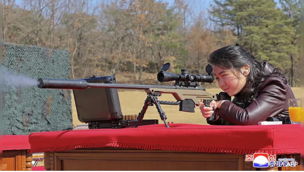 金正恩的女儿金珠爱在朝鲜某秘密地点试射一支新型狙击步枪
