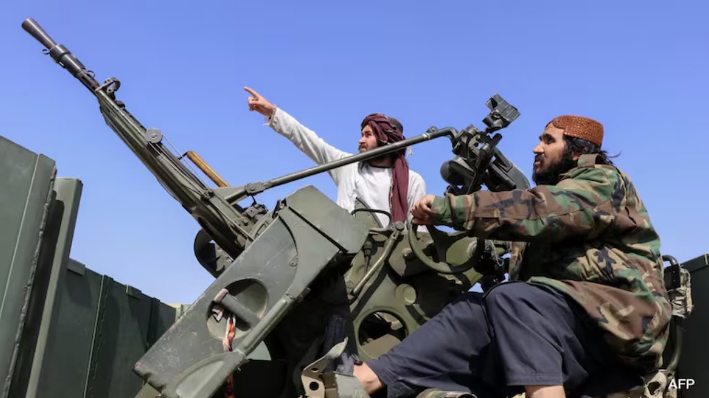 塔利班安全人员操作高射炮,警戒巴基斯坦的空袭