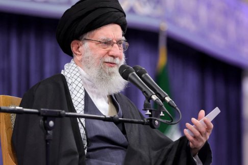 哈梅内伊如何从“软弱的总统”变成伊朗的强力最高