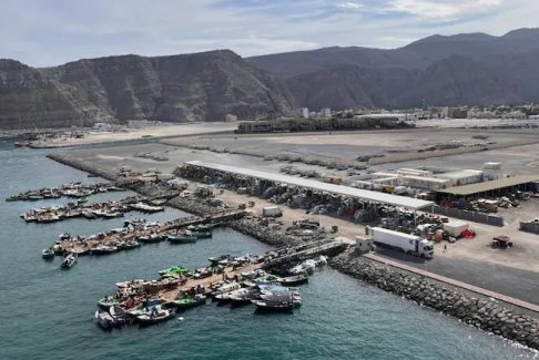 美军5000磅掩体克星炸弹袭击霍尔木兹海峡附近伊朗导